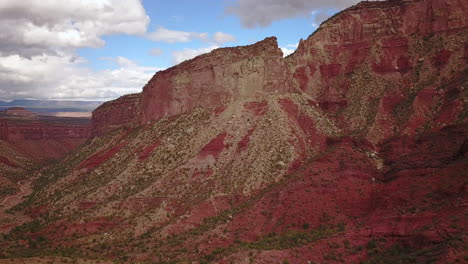 Antenne-Der-Unbefestigten-Straße-Mit-Butte-Mesa-Flat-Top-Mountain-An-Einem-Schönen-Tag-In-Der-Wüste-Im-Südwesten-Von-Colorado,-USA