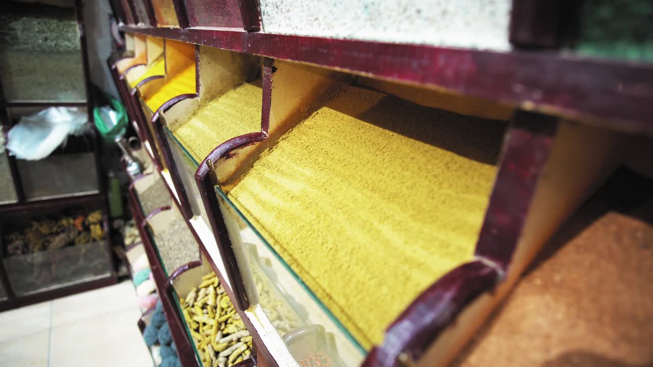 especias y hierbas coloridas en el mercado local egipcio, mercado tradicional famoso en egipto