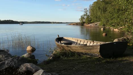 Altes-Rustikales-Holzboot-An-Der-Meeresbucht-Mit-Ruhigem-Wasser-Im-Sommer,-Kranschuss