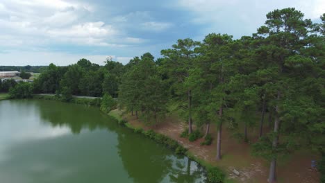 Toma-De-Drones-Del-Lago-Y-Los-árboles-En-El-Parque-De-Georgia-En-Un-Día-Nublado