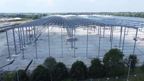 la industria de la construcción de vigas de hierro metálico marco de almacén sitio de construcción vista aérea elevarse por encima de la estructura