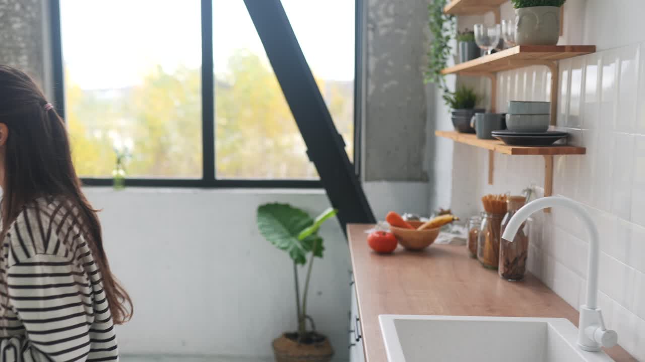 Mulher cozinhando em cozinha moderna