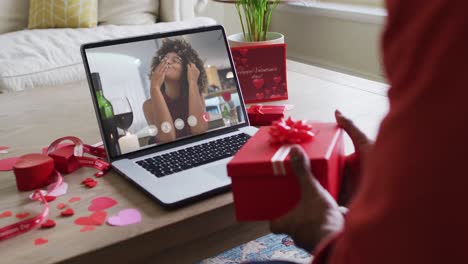 Feliz-Mujer-Afroamericana-Besándose-Y-Haciendo-Videollamadas-Del-Día-De-San-Valentín-En-Una-Computadora-Portátil