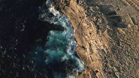 Hermosas-Olas-Del-Océano-Chocando-Contra-La-Roca,-La-Belleza-De-Gozo-Y-La-Naturaleza