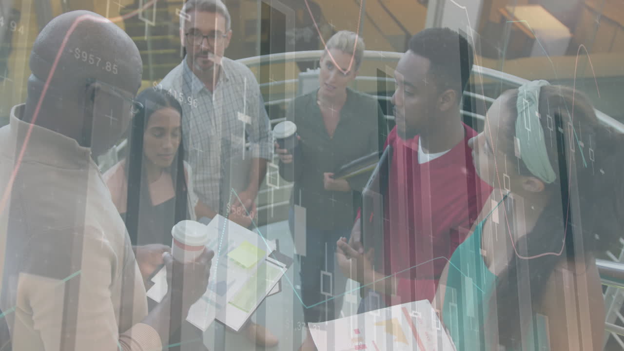 animación del procesamiento de datos financieros sobre diversas personas de negocios que se reúnen en la oficina