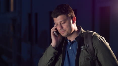 hombre en el teléfono por la noche