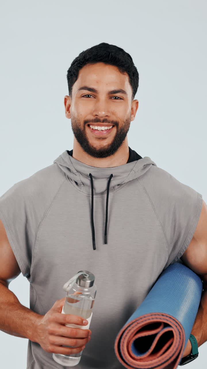 남자, 얼굴 및 요가 마트 물로 운동