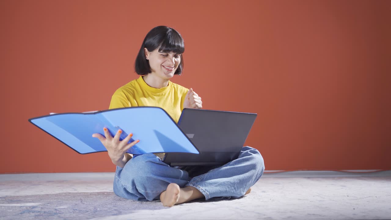la mujer que se regocija en un buen papeleo de contenido.