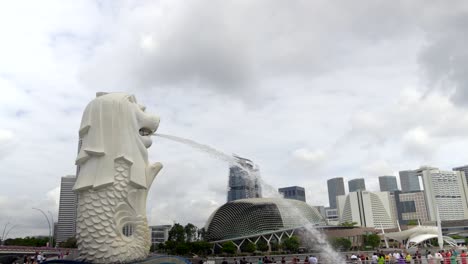 Merlion-Singapur-Día-Nublado-Lleno-De-Turistas-Abarrotados