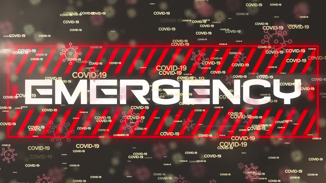 animación de una caída múltiple de texto de covid 19 sobre un signo de advertencia en fondo negro