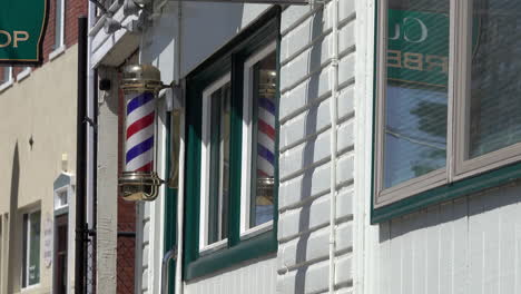 Poste-De-Barbero-Girando-Frente-Al-Edificio-De-La-Barbería