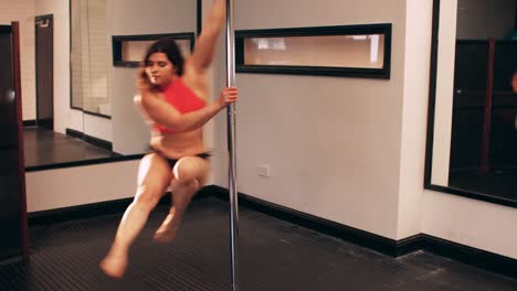 Pole-Tänzer-übt-Pole-Dance