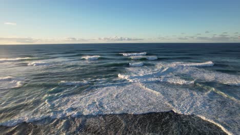 Grandes-Olas-Rompiendo-En-La-Costa-De-Kauai-Al-Atardecer,-Vista-Aérea