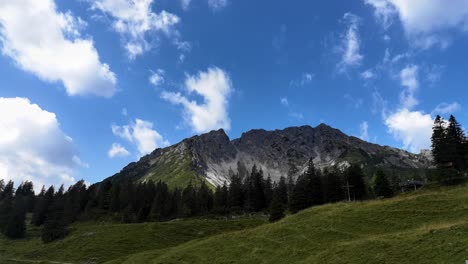 Zeitraffer-Eines-Berges-In-Den-österreichischen-Alpen-Mit-Darüber-Fliegenden-Wolken