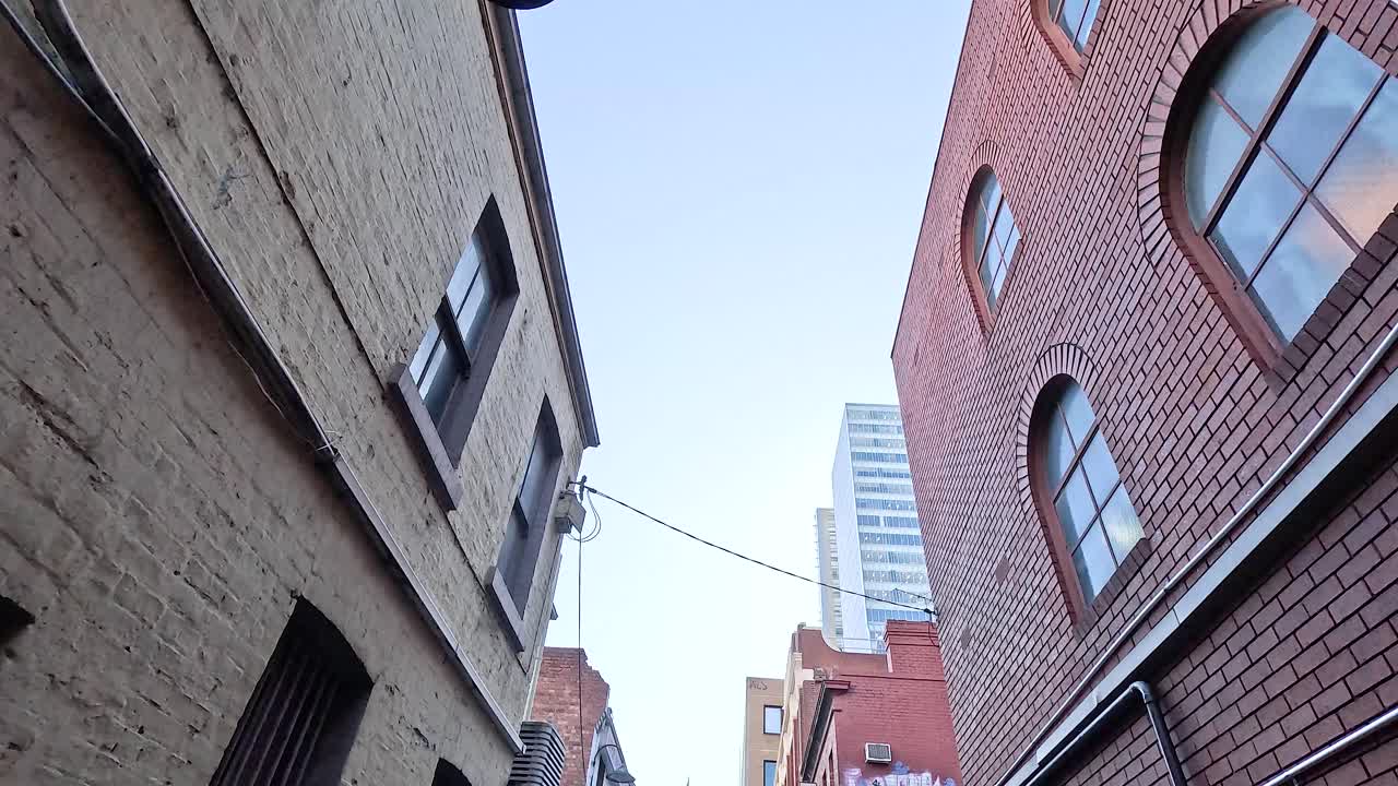 활기찬 도시 골목 을 걸어다니는 것