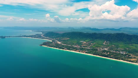 fotografía de drone de naturaleza cinematográfica en 4k de una vista aérea panorámica de las hermosas playas y montañas de la isla de koh lanta en krabi, sur de tailandia, en un día soleado.
