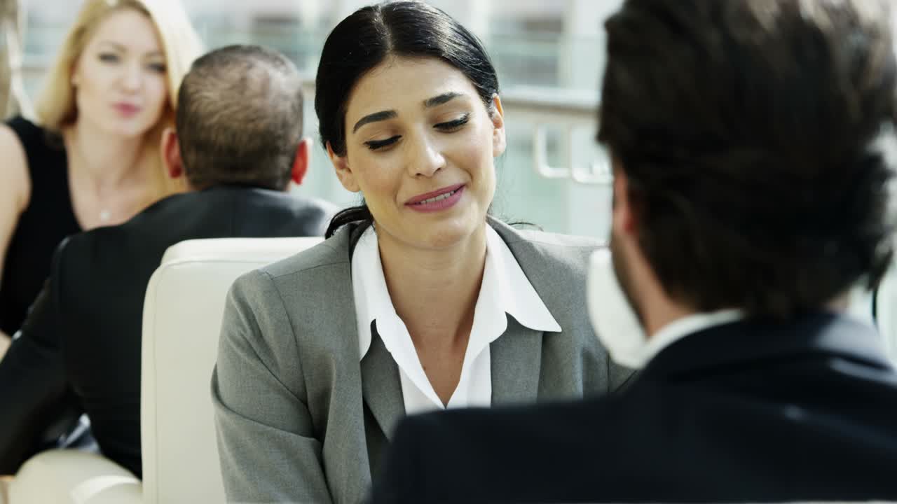 reunión internacional de viajeros de negocios multiétnicos en el atrio del centro