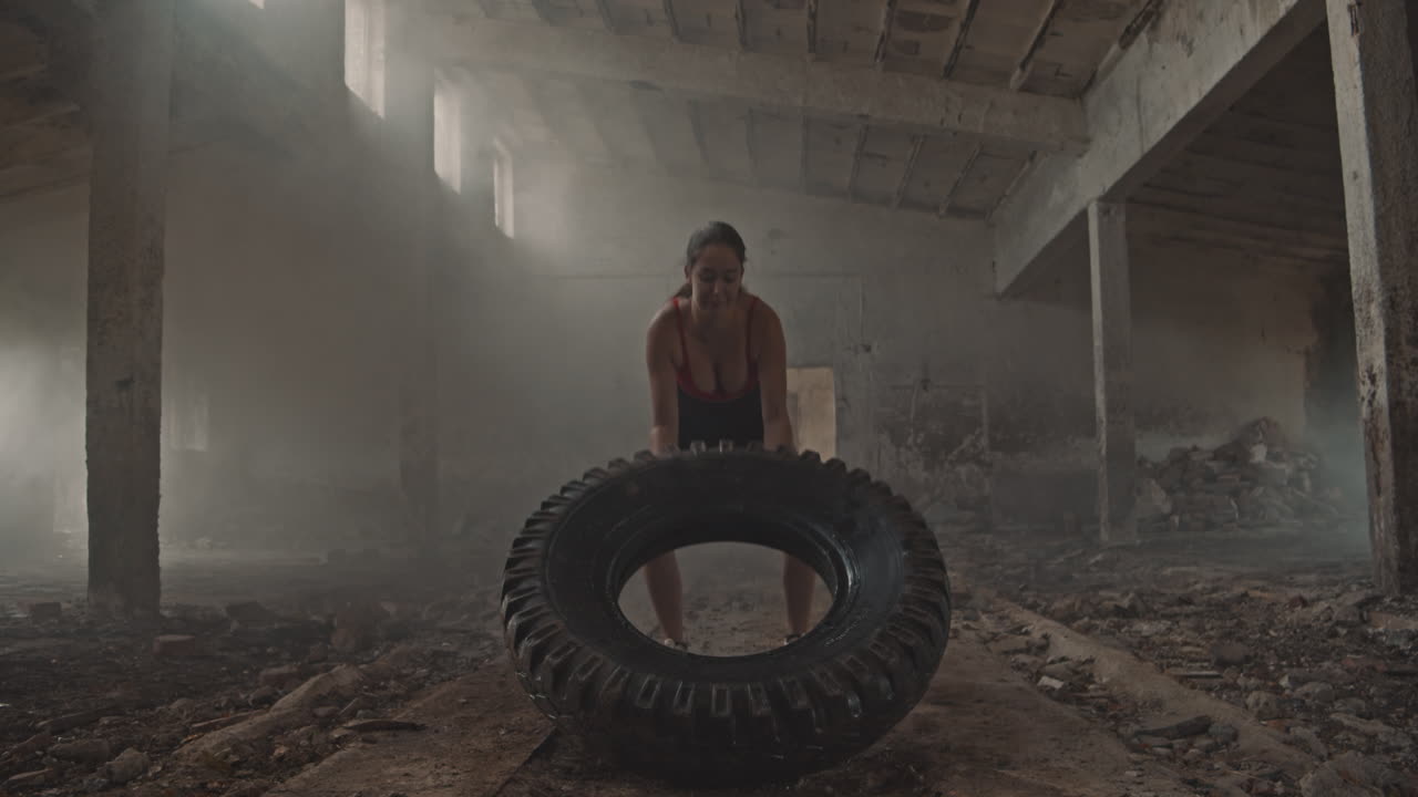 탱크탑 운동을 하는 젊은 여성