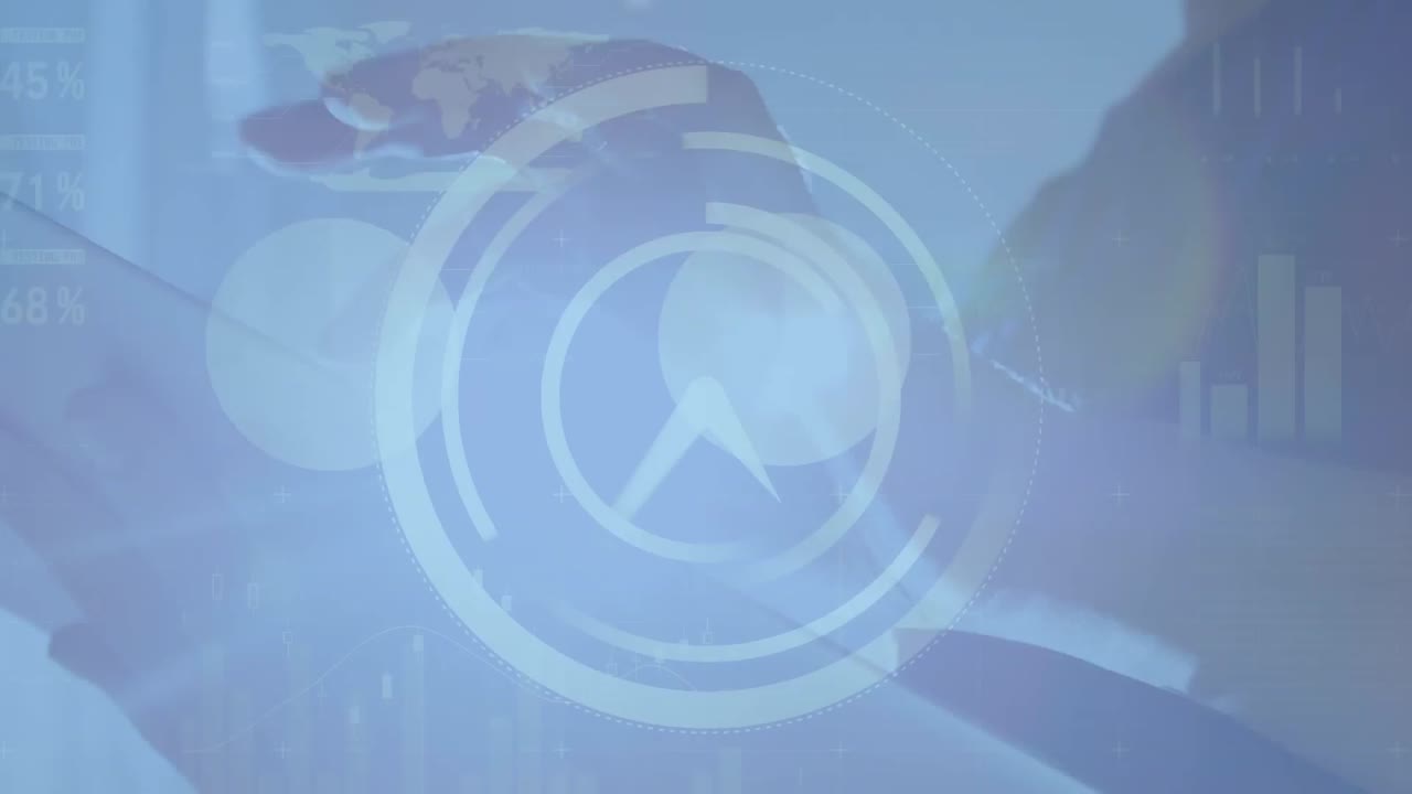 디지털 태블릿을 사용하여 백인 여성의 중간 부분에 대한 시계 및 인포그래픽 인터페이스의 애니메이션