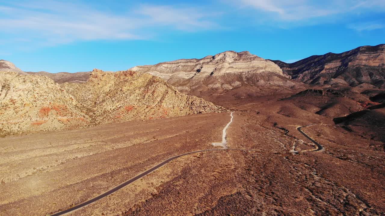 aproximación aérea del cañón de roca roja a carreteras y senderos