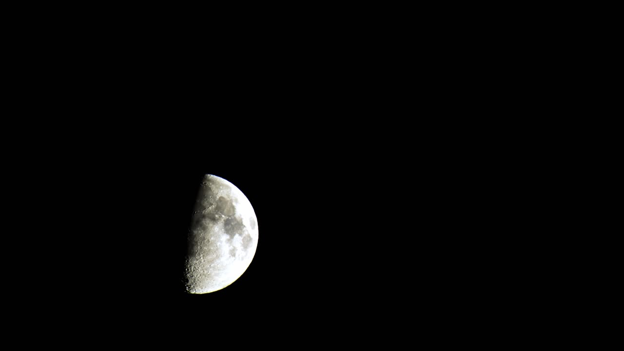 Lapso de tempo: Meia-lua em céu limpo, movimento da lua durante a noite