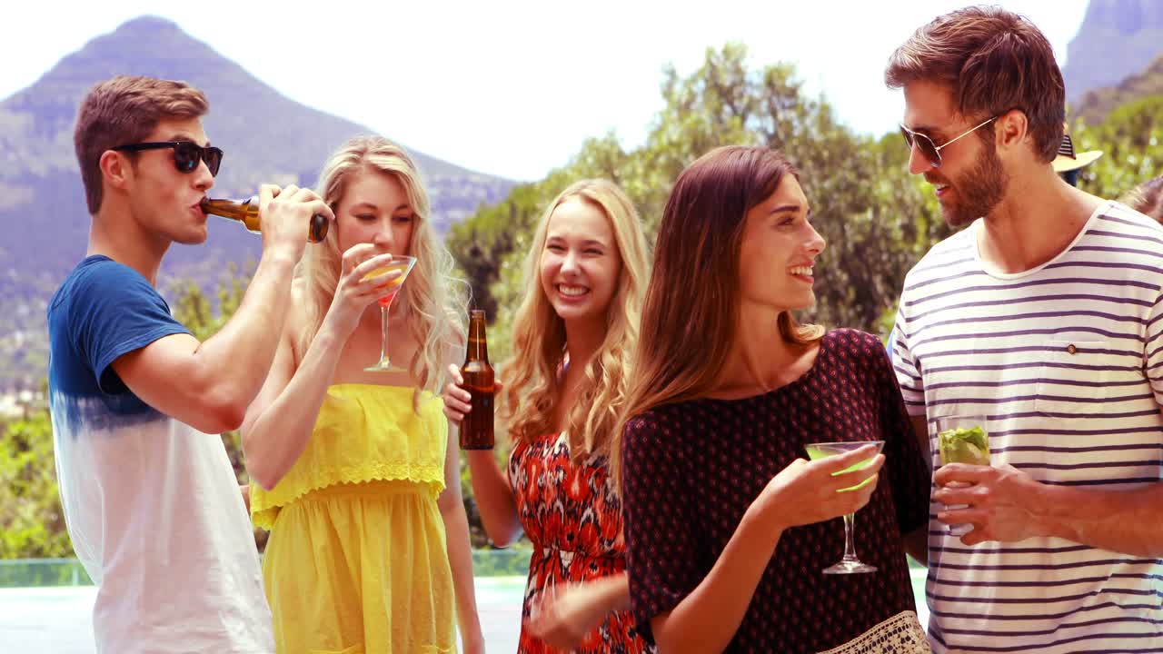 ⁇ 테일을 마시는 행복한 친구들