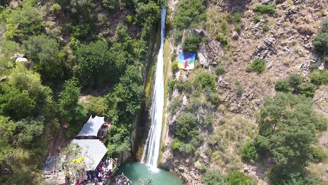 Vista aerea della cascata di Kefrida, Bejaia, ripresa con drone