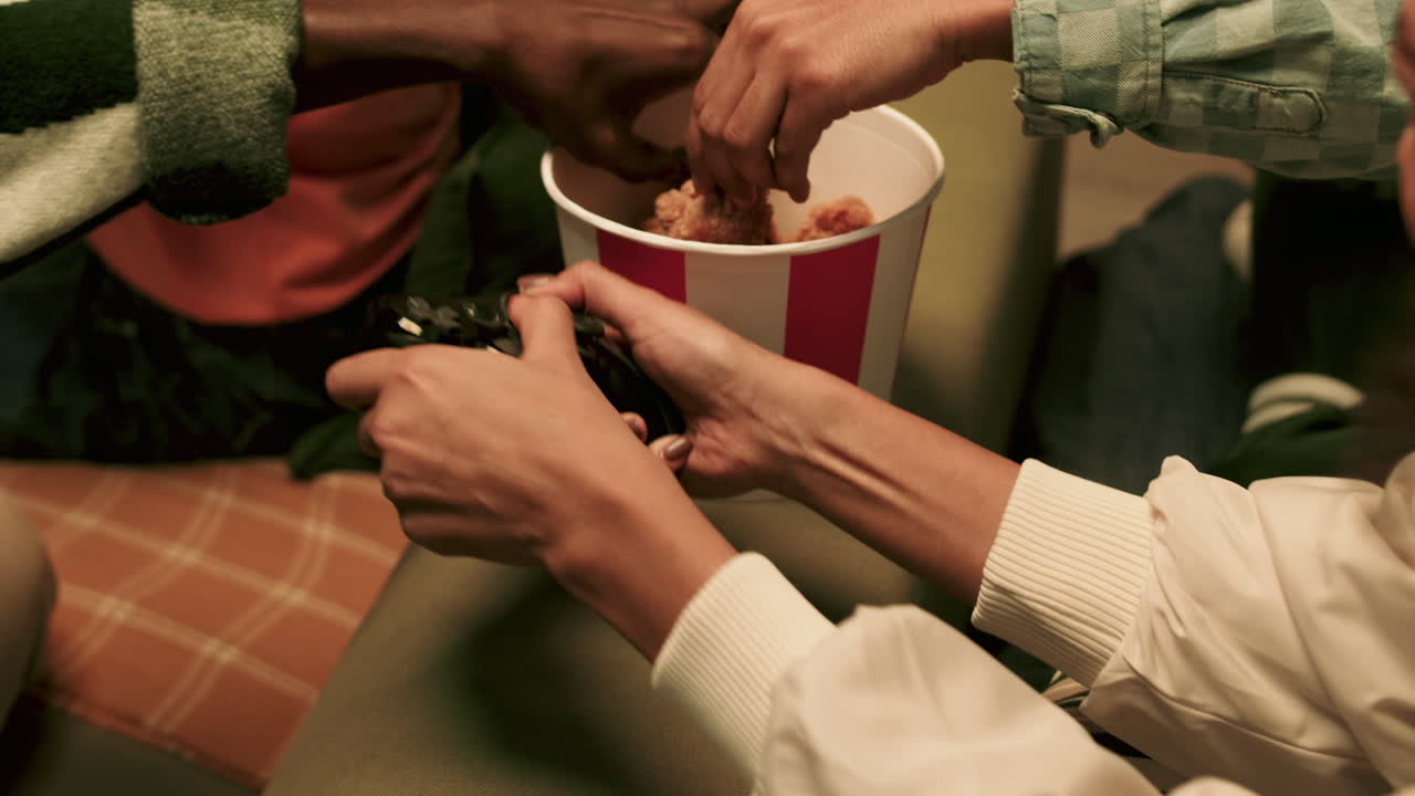 집에서 즐거운 시간을 보내는 친구들