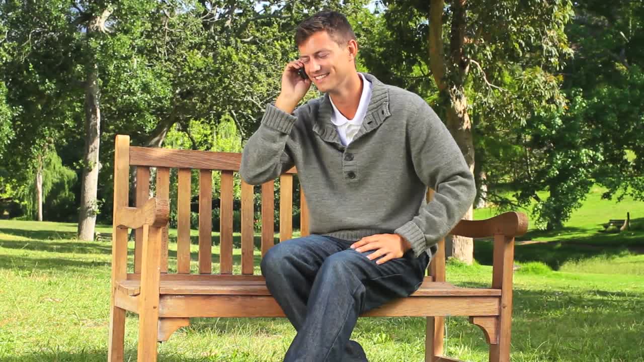 젊은 남자가 전화하고 있다