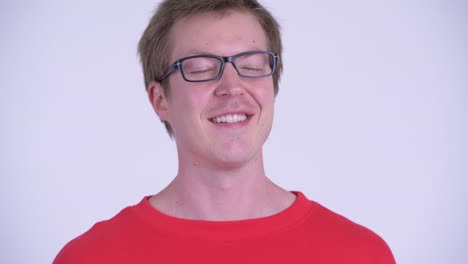 fotografía de estudio de un joven guapo