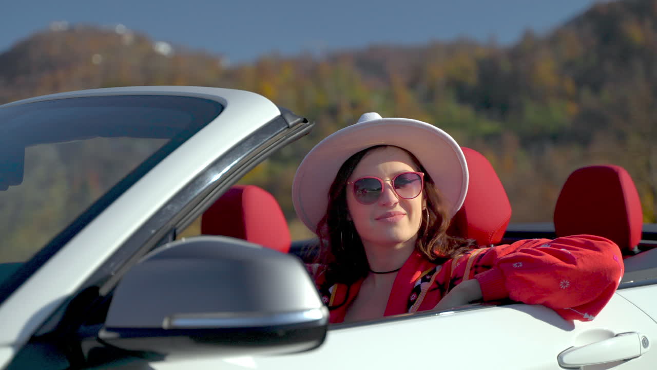 mujer disfrutando de un paseo panorámico en un coche convertible