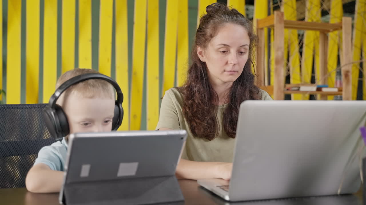 madre e hijo estudiando juntos en casa
