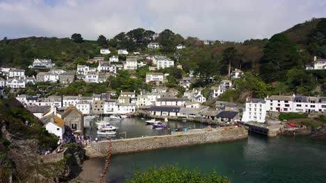 Vista-De-Polperro,-Un-Pintoresco-Pueblo-De-Pescadores-Y-Antiguo-Escondite-De-Contrabando-En-Una-Cala-En-Cornualles,-Inglaterra,-Reino-Unido