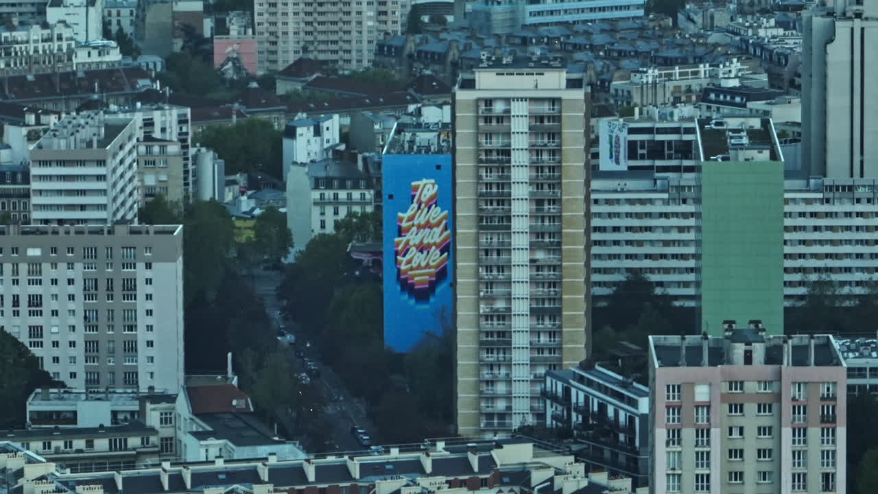 Ora d'oro a Parigi: scatti aerei catturano l'impressionante skyline del quartiere a