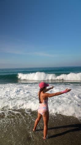 una mujer en la playa disfrutando de las olas.