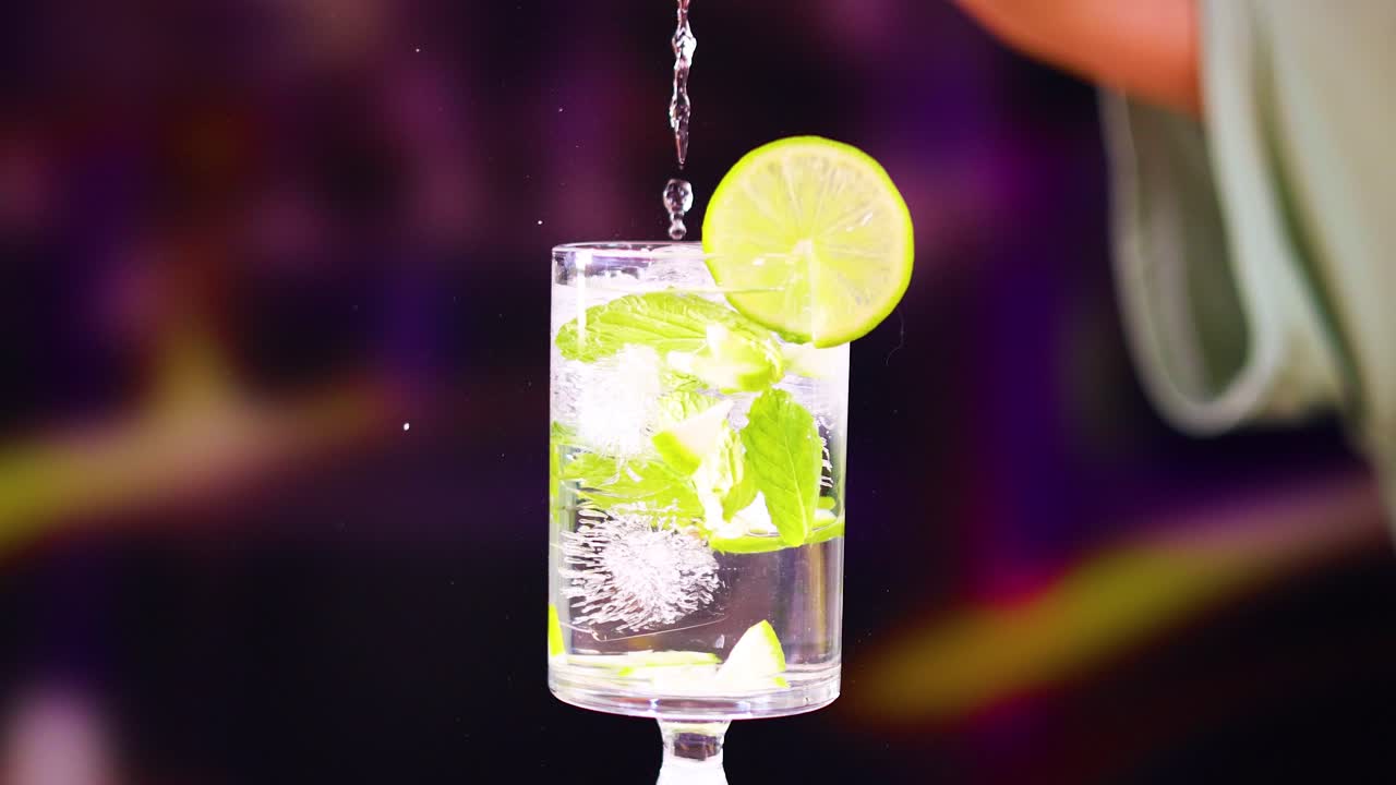 cóctel refrescante de menta de limón