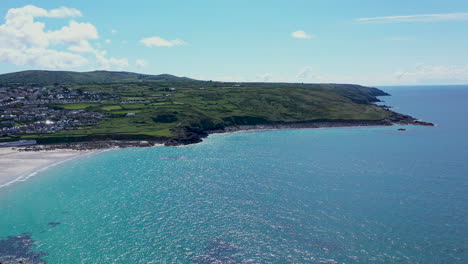 Vista-Aérea-De-Drones-A-Lo-Largo-De-La-Playa-De-Porthmeor-En-St-Ives-Cornwall