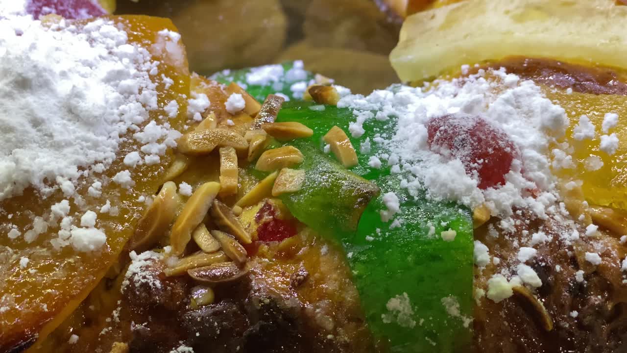 매우 가까운 볼로 레이(bolo rei)라고 불리는 설탕에 절인 과일을 곁들인 전형적인 포르투갈 케이크