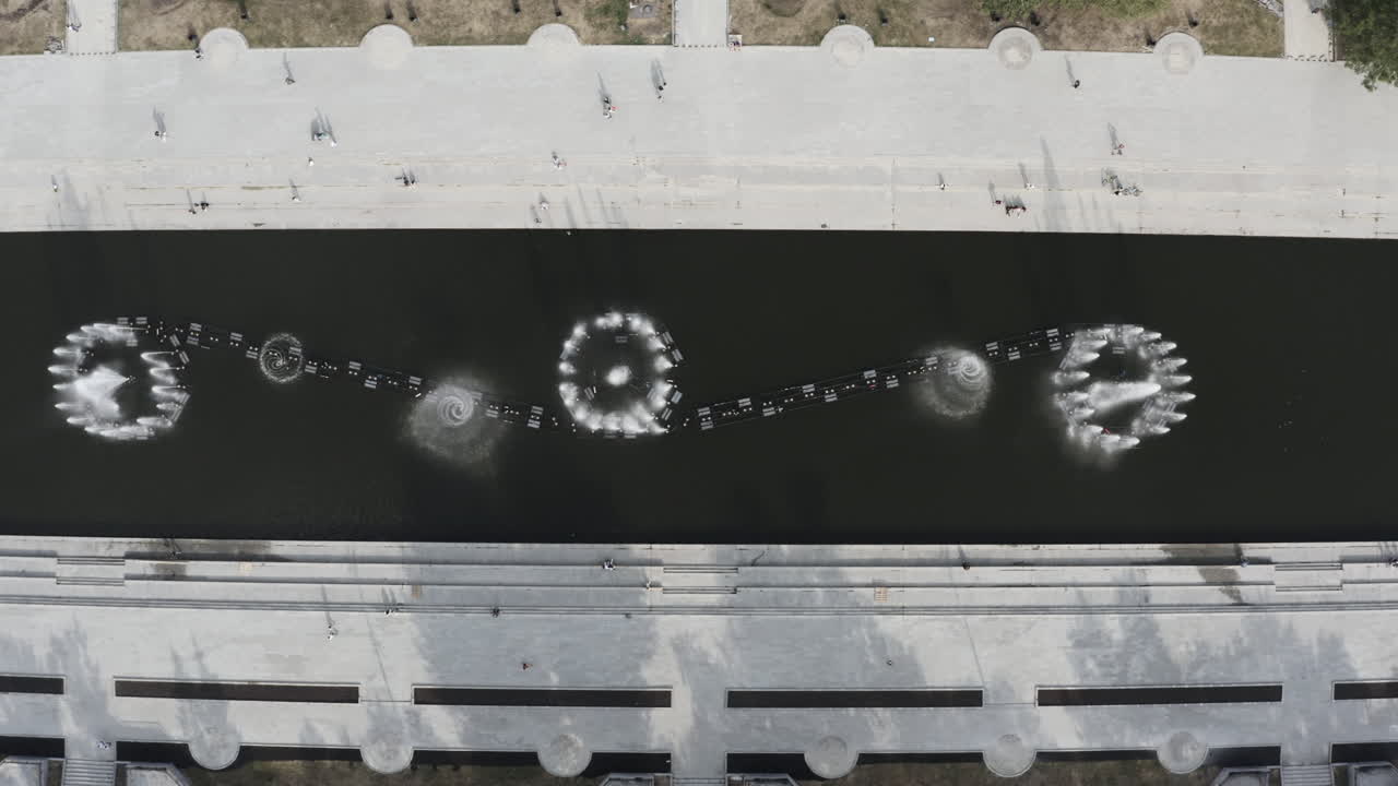 воздушный вид художественного водного объекта в парке