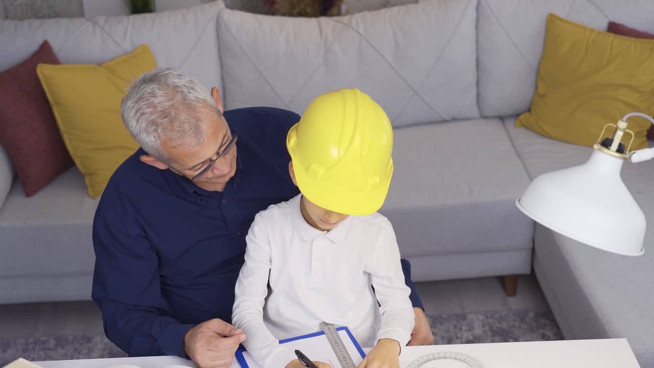 padre e hijo felices. el padre que trabaja en casa también cuida de su hijo.