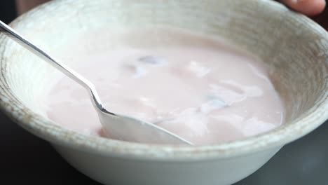 yogur rosado con bayas