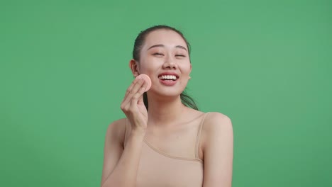 면으로 메이크업 을 하는 여자
