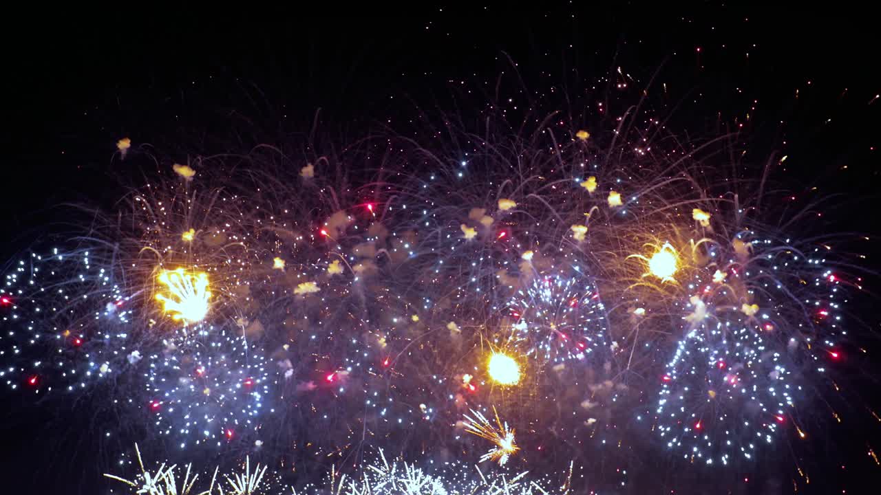 Fuochi d'artificio colorati che esplodono nel cielo notturno. Celebrazioni ed eventi dai colori vivaci.