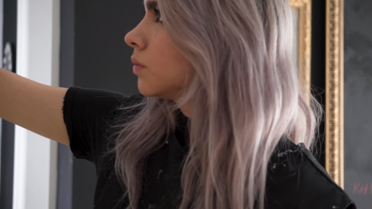 arte de retrato familiar en la pared y pintura femenina latina joven en primer plano