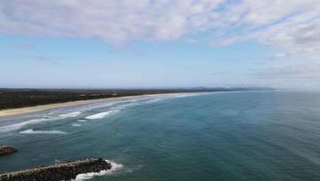 Evans-Head-Rompeolas-Y-Playa-De-Surf-Con-Vistas-Al-Promontorio-De-Ballina-En-La-Distancia