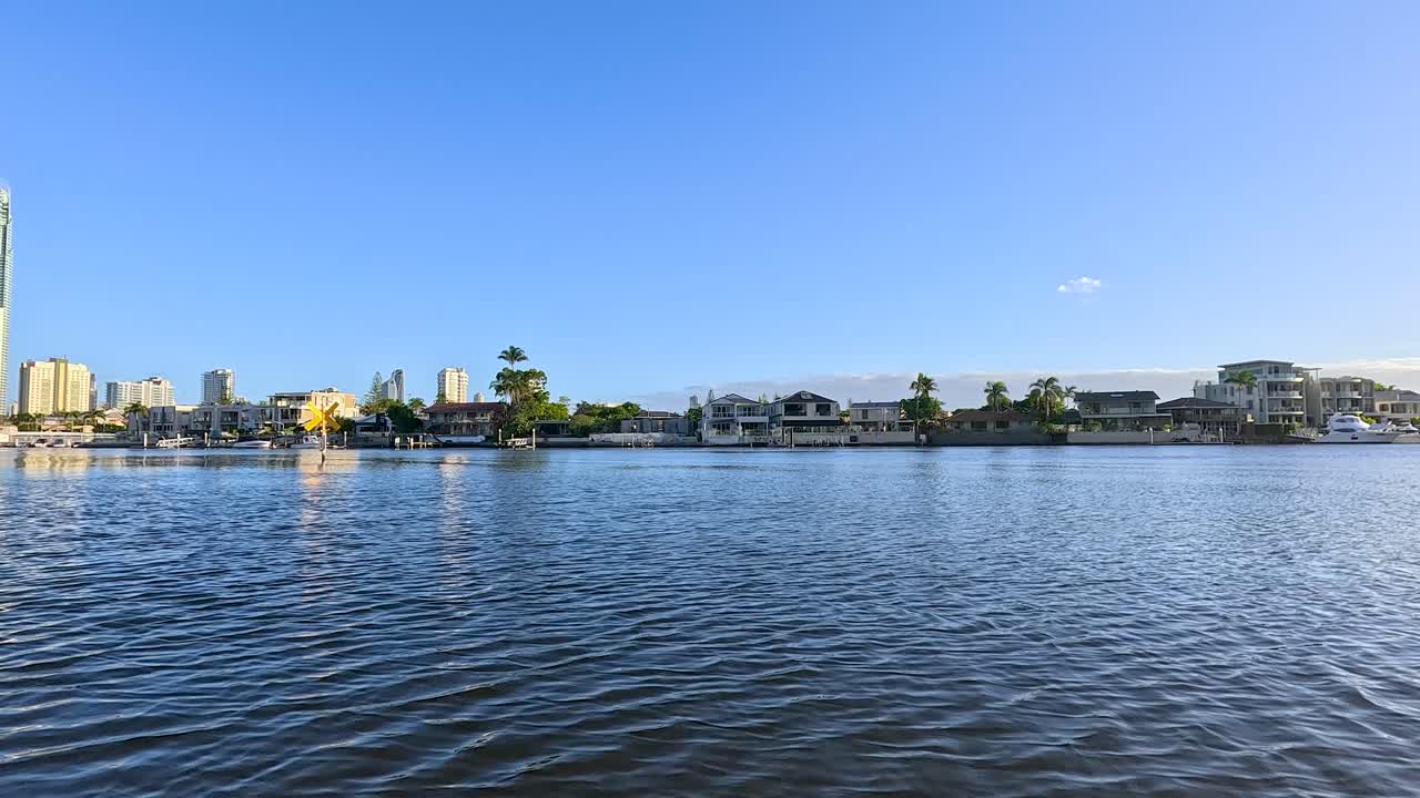 골드 코스트 운하를 가로질러 경치 좋은 강 항해