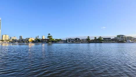crucero panorámico por el río a través de los canales de la costa dorada