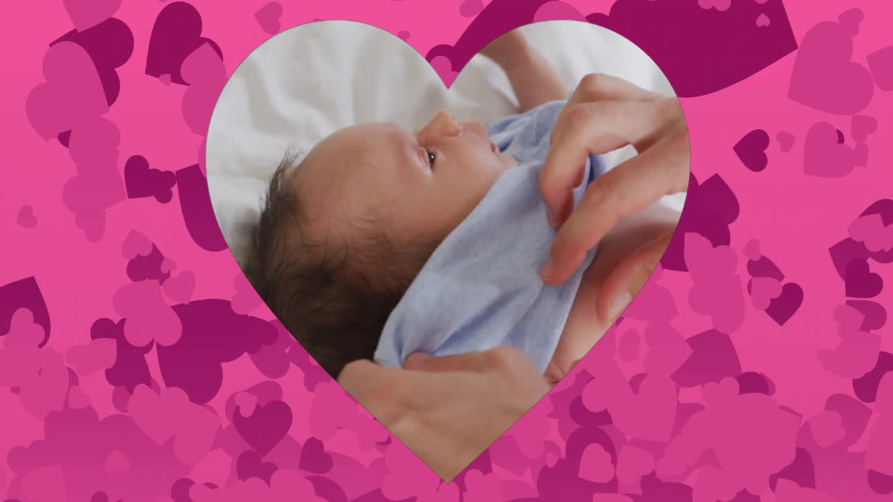 심장 모양의 애니메이션이 있는 파란색 옷을 입은 아기