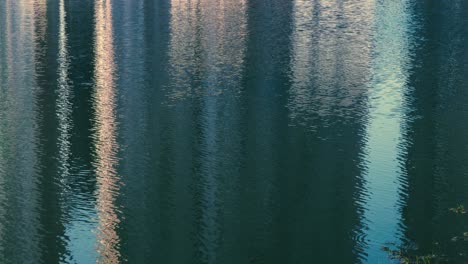 reflexión del edificio en la ondulación del agua en el fondo del lago