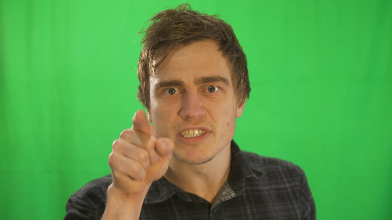 expresiones faciales enojadas - tiro medio - llave choma - macho adulto joven